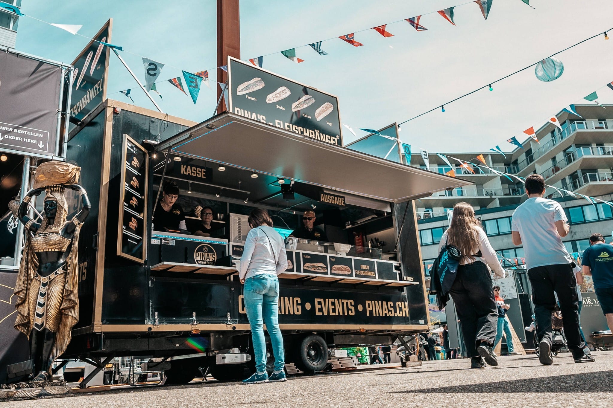 Eine Frau bestellt gerade Essen bei einem Foodtruck